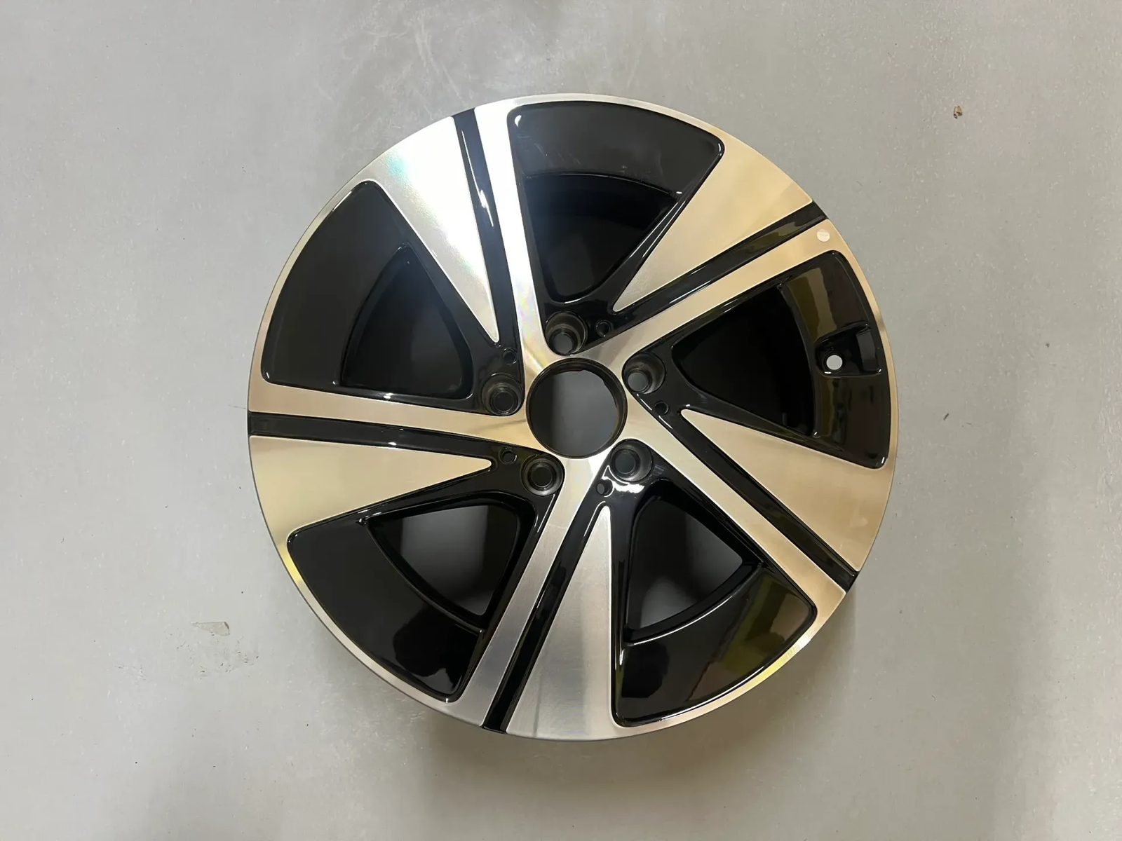 Second image of Mercedes V-Class/Vito W447 Facelift 17" Alloy Rims A4474017700