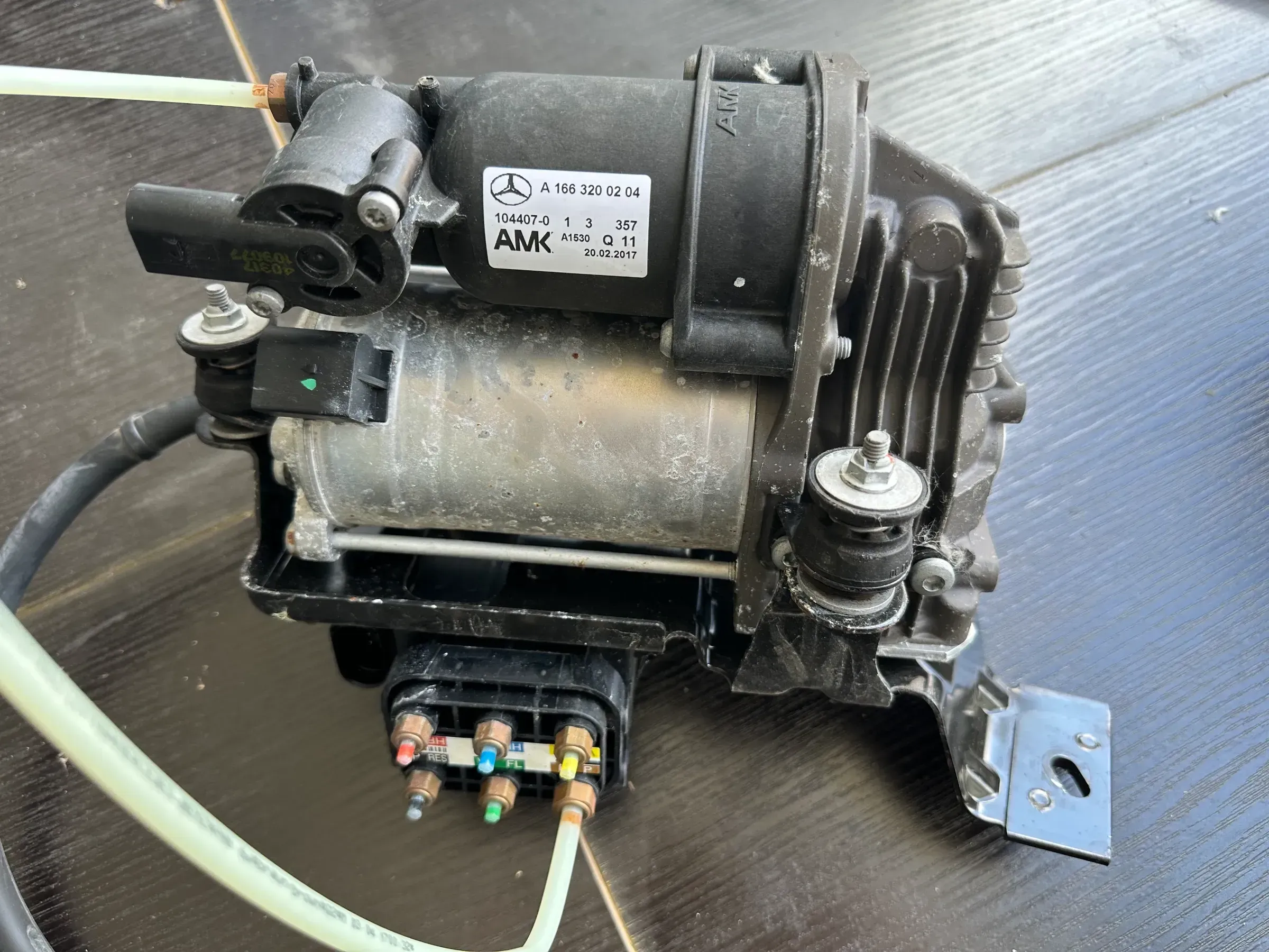 Second image of Mercedes W166/C292 Airmatic Suspension Compressor OEM